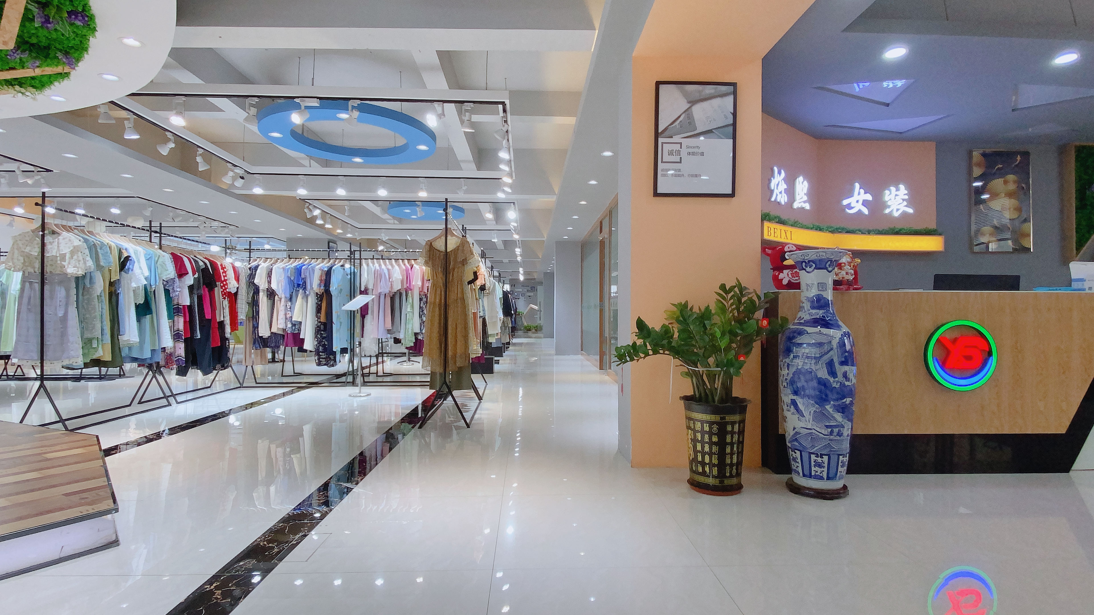 三彩女装最新撤柜尾货批发,三彩品牌折扣店女装清仓冬款