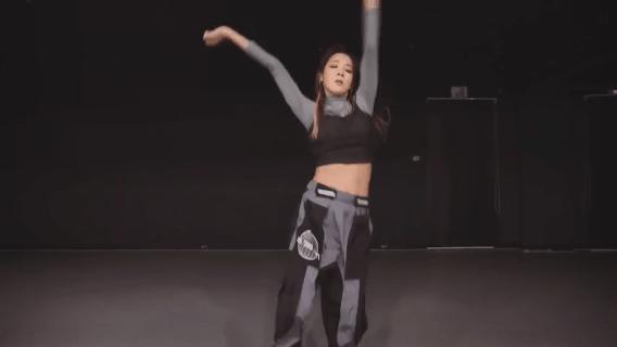 易烊千玺发型权志龙发型,权志龙易烊千玺红色