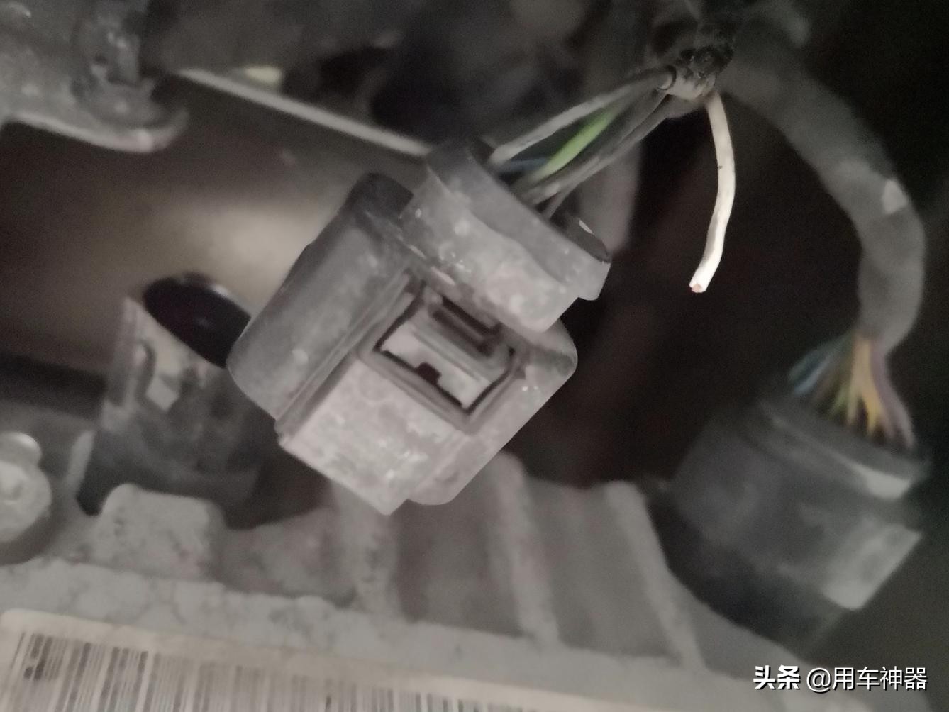 科鲁泽发动机故障指示灯亮起,汕德卡发动机故障灯亮起什么故障