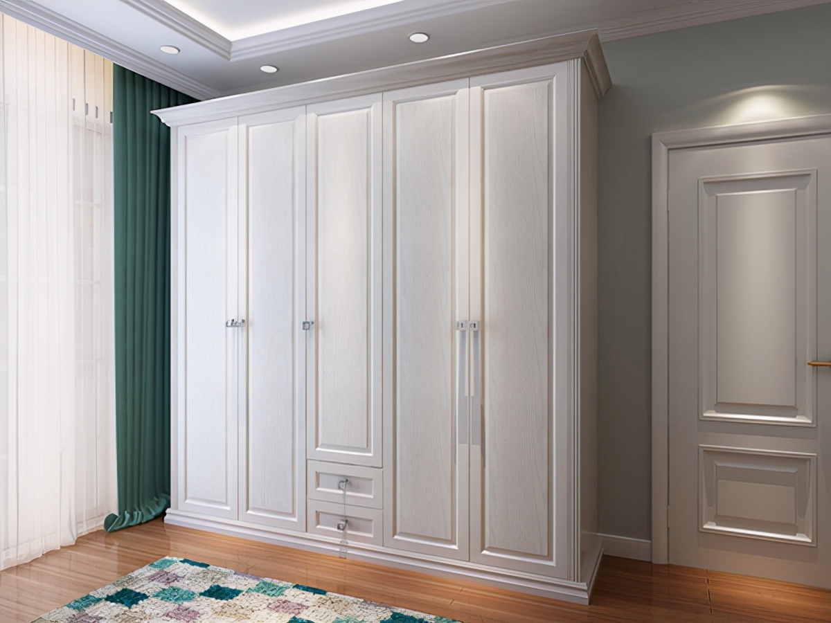 卧室整体定制衣柜与成品衣柜,定制衣柜和买成品衣柜哪个划算