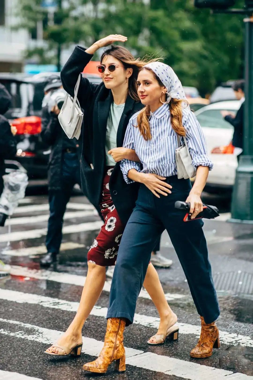 刘欢戴丝巾拍照姿势 (刘欢的老婆正面照)