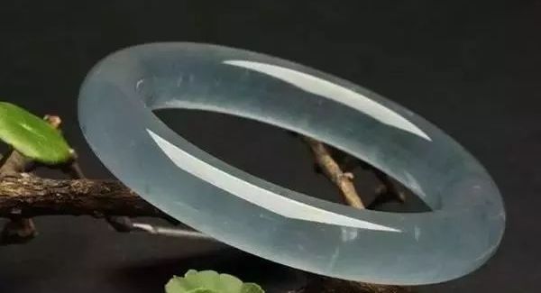 想买个玉镯子应该怎么选,怎么样挑几千玉手镯