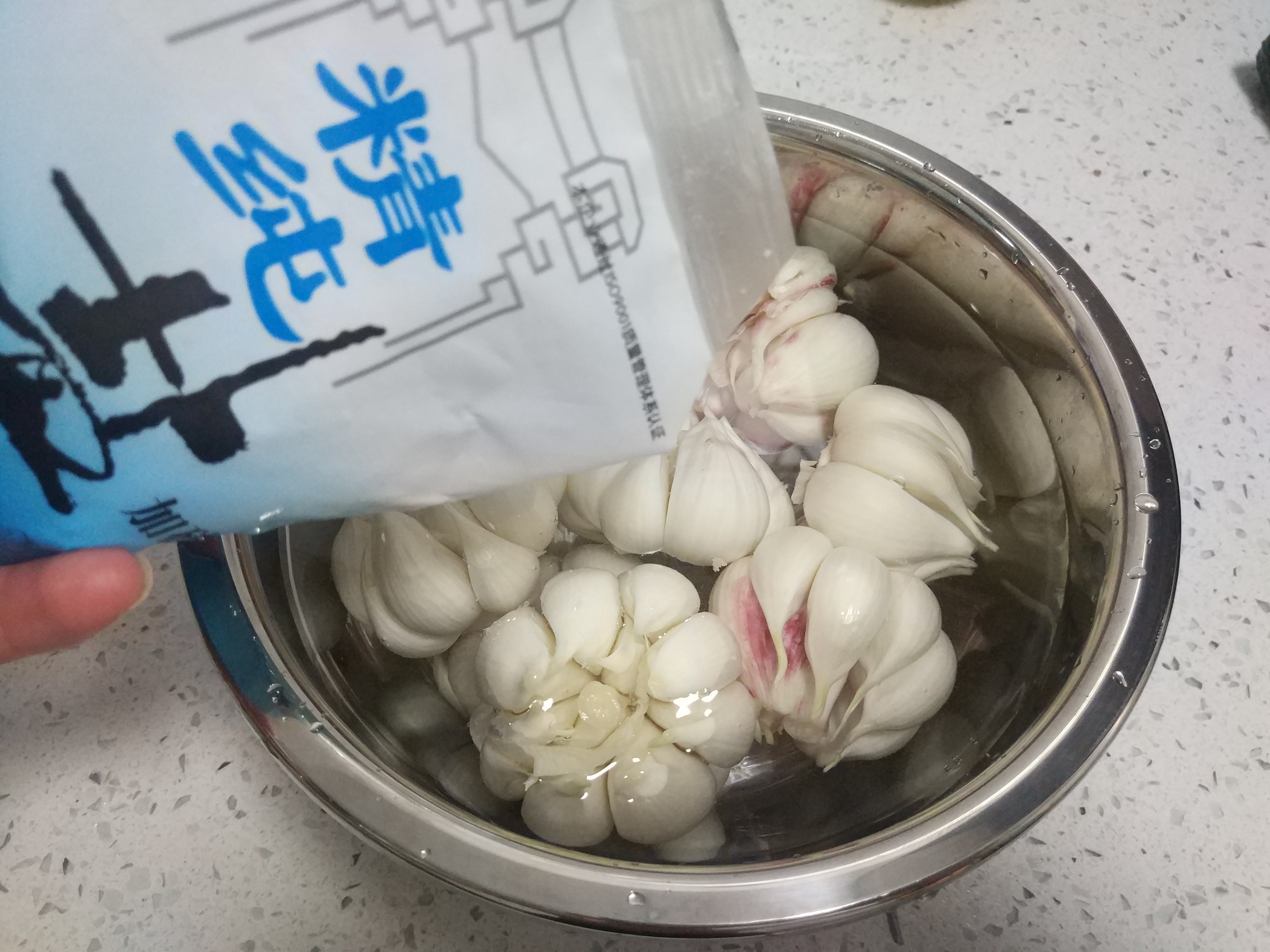 腌糖蒜用的是白醋还是米醋,腌糖蒜用白糖还是用冰糖