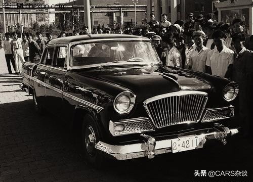 全新红旗E115国内首发，4秒内加速破百，这车标几个意思？