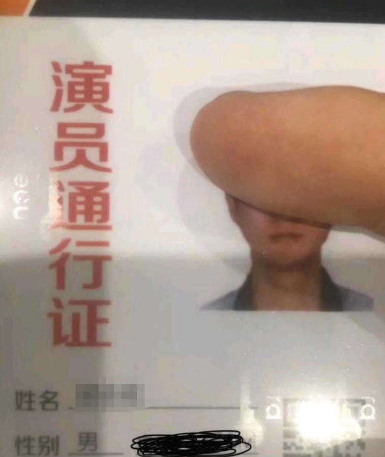 横店群演拜王宝强和赵丽颖,横店群演以王宝强激励自己