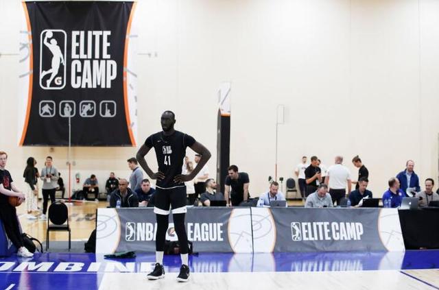 巅峰姚明vs奥尼尔巅峰时期集锦,姚明34分14板奥尼尔