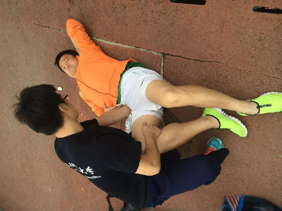 踢足球扭伤的正确处理方法,足球踢伤正确处理方法