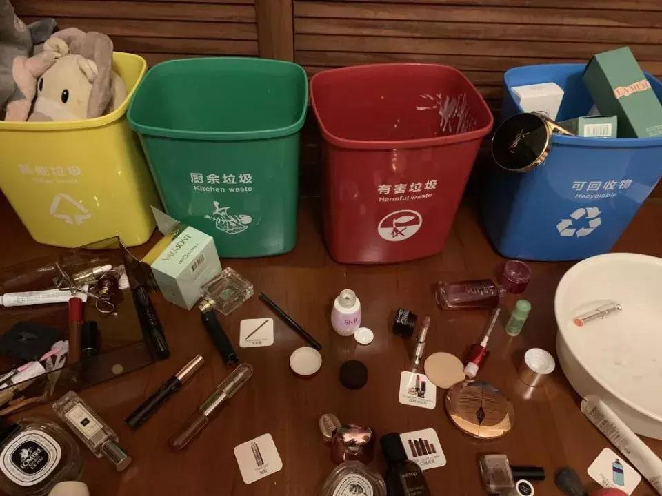 家长学生垃圾分类,家长带着孩子参加垃圾分类