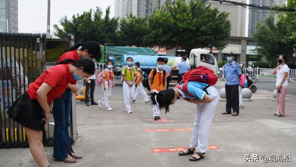 学生向老师鞠躬礼仪,小学生给老师鞠躬的正确姿势