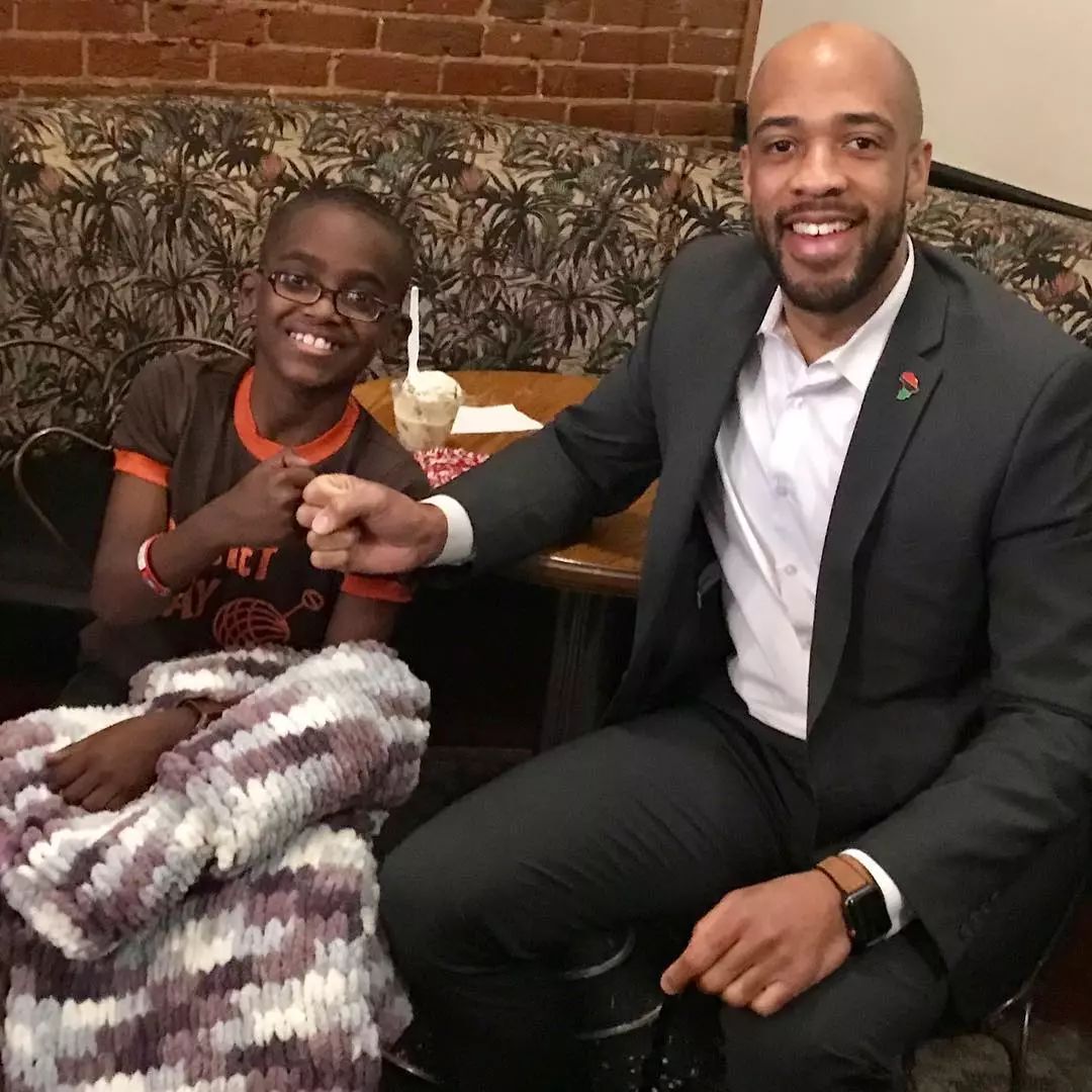 19万人看男生玩编织，他用钩针从弃婴，逆袭为美国“全民偶像”