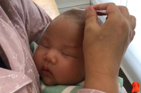 宝妈用手给婴儿抠头垢,宝妈不小心戳到宝宝鼻翼了