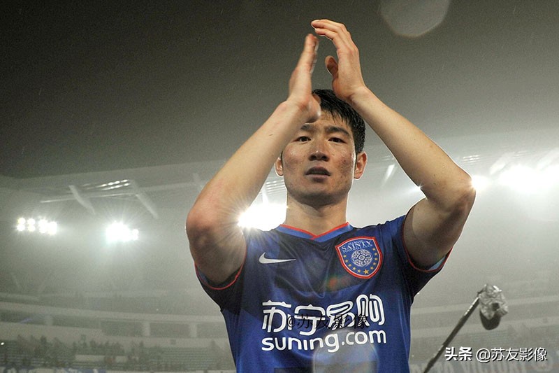 江苏队冠军奖杯在哪,江苏队举奖杯