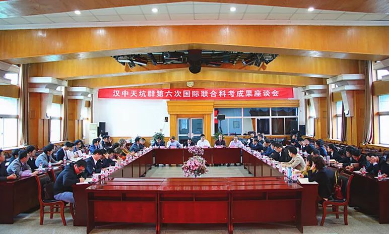 惊世奇观丨汉中68万岁天坑揭秘，地下河、剑齿象化石...