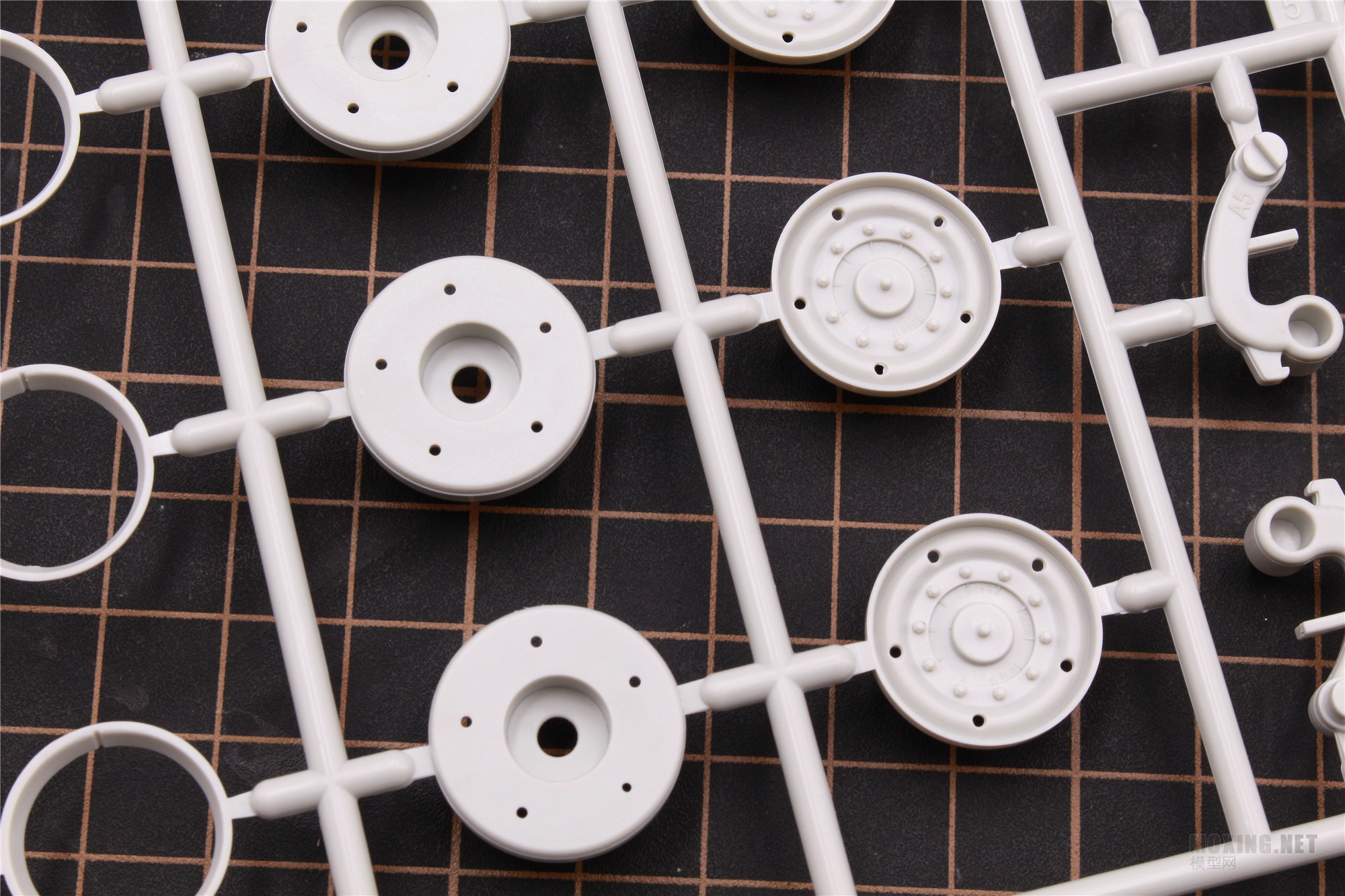 MENG,SS-018-1/35以色列“雌虎”重型装甲运输车-简介与开盒