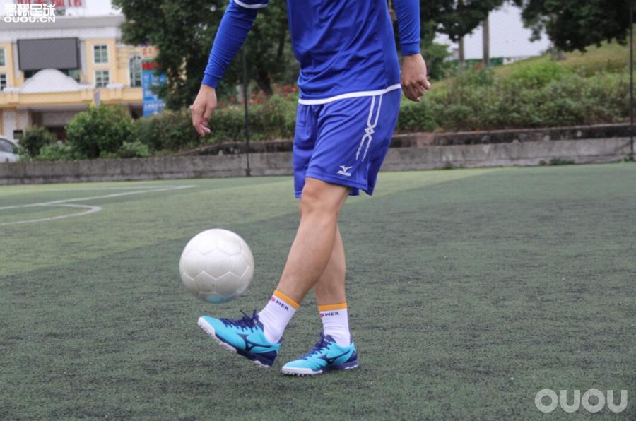 美津浓中端ag足球鞋,美津浓neo足球鞋不同配色有差异吗