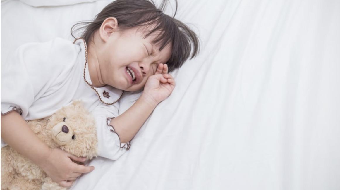 孩子为啥睡前总哭,为什么孩子睡前哭闹