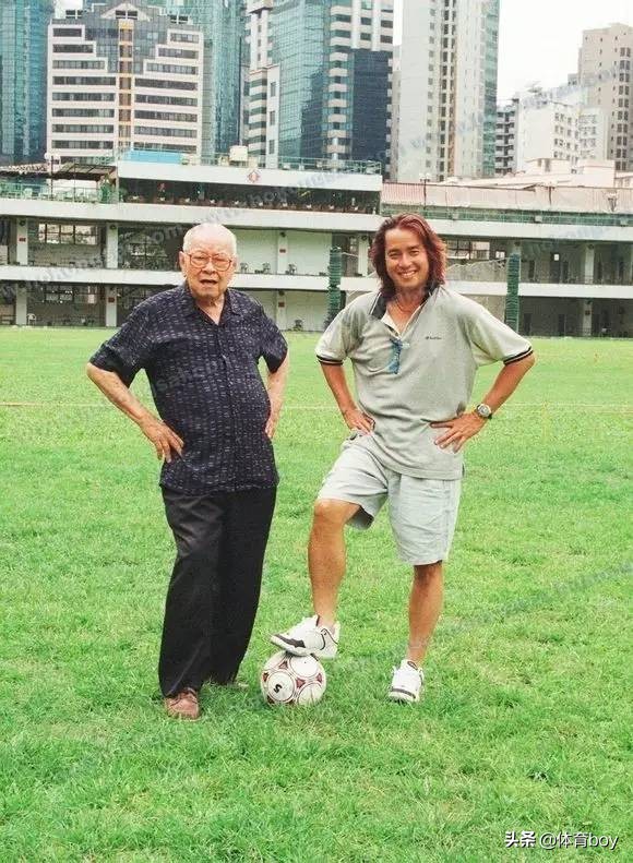 赛场上的他依旧兢兢业业,奥运赛场他一枪绝杀逆转夺得首金