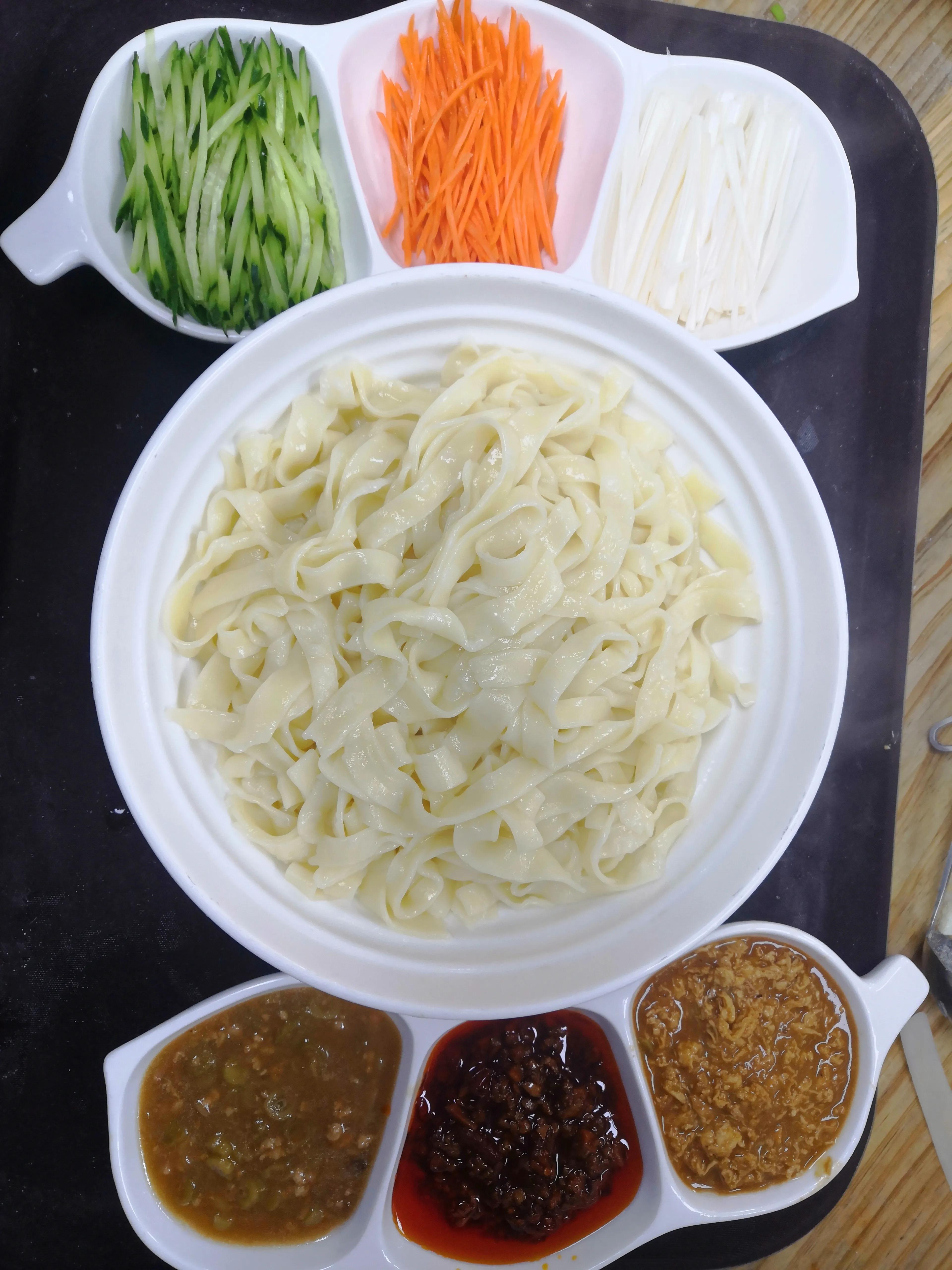 你相信吗？一个30平的面点间，所需要的设备和调料高达上百种！