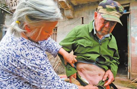 他曾一战歼灭400敌军，获一等功隐姓埋名36年，欠下千元巨款