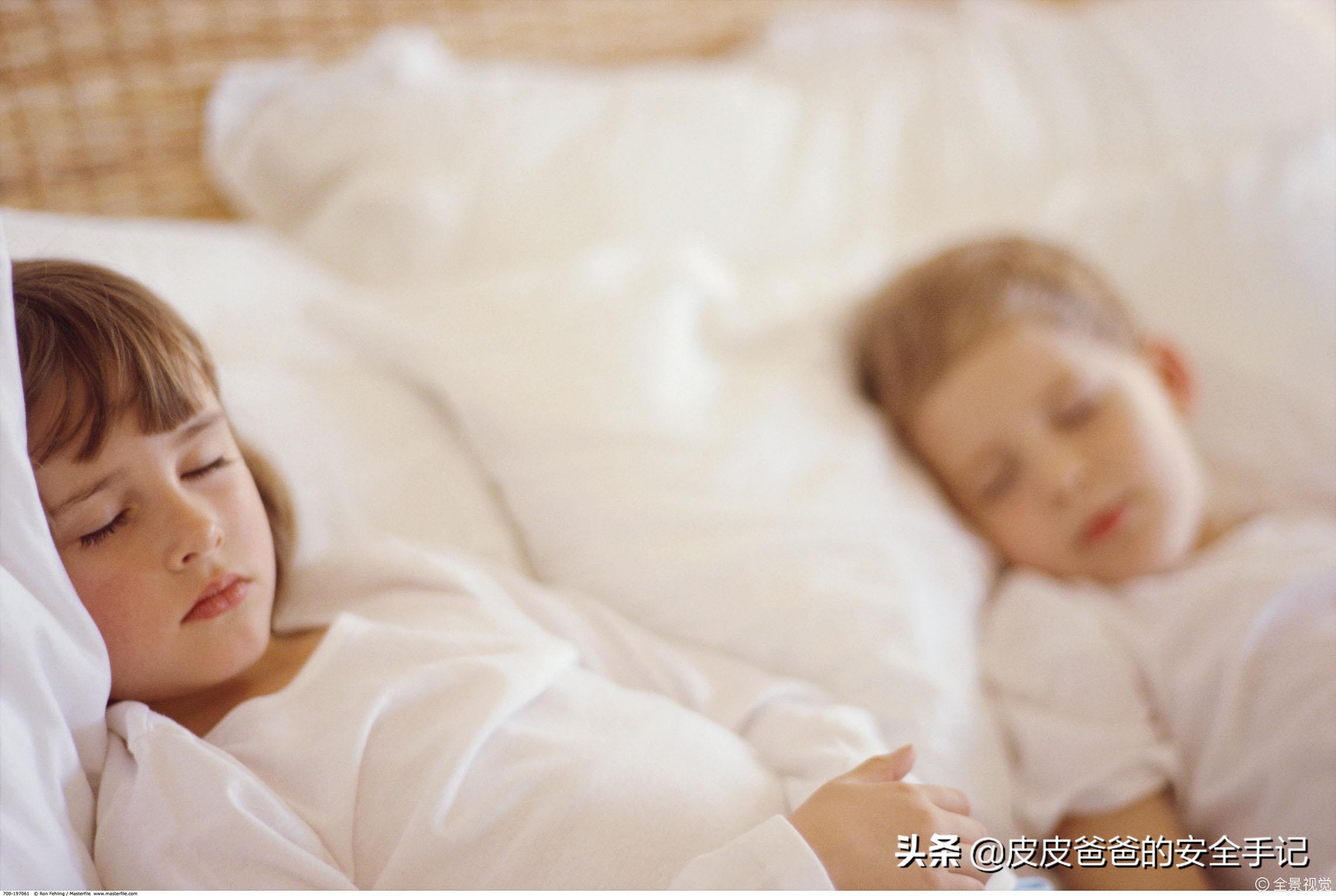 孩子不睡觉是体力没耗完，3种不需老年人体力的陪孩子运动方法