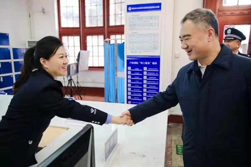 战疫铿锵女警在行动,战疫一线铿锵玫瑰展巾帼风采