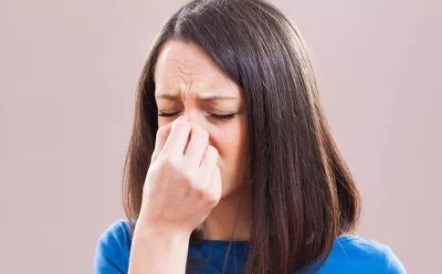 反复流鼻血的正确处理方法,治流鼻血的小妙招