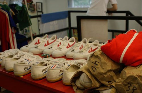 长沙人70年穿鞋往事：为何年轻学子们又穿高帮的球鞋了？