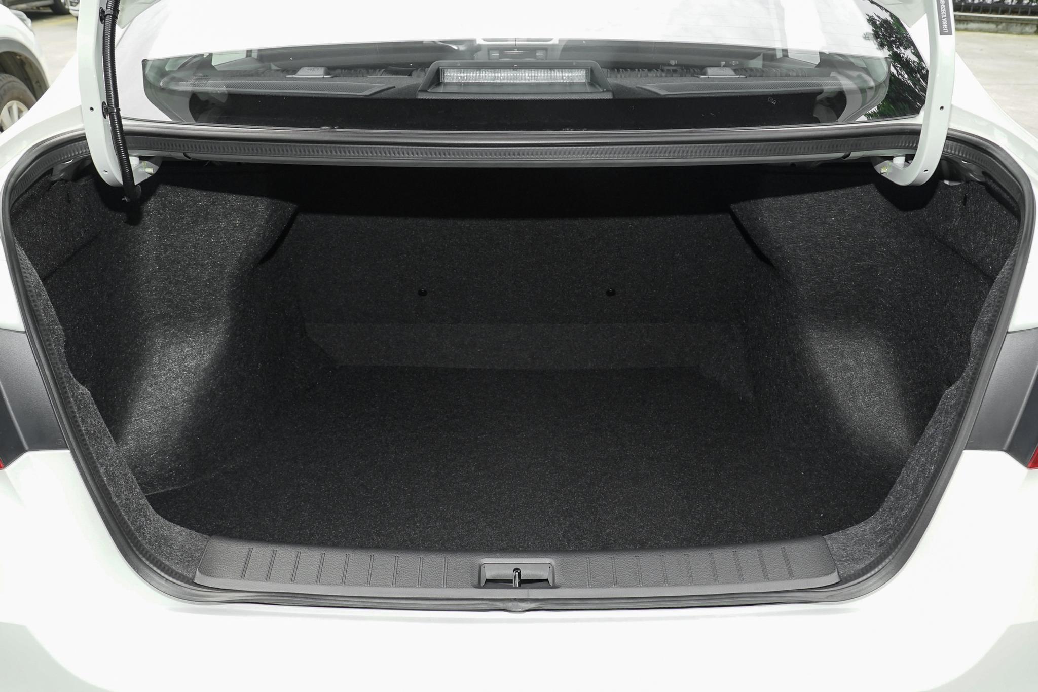 日产轩逸2018款1.6经典舒适版白色,试驾日产轩逸2015款自动cvt怎么样