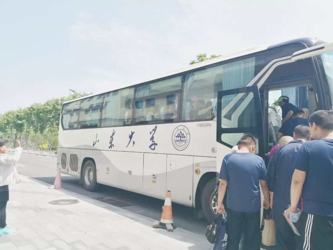 “汇聚爱心，共筑大学梦”---看网教师生将爱与善传递