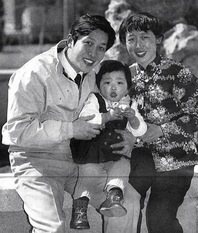 唐国强的两段婚姻：原配35岁除夕夜自杀，娶小12岁壮丽，今很幸福