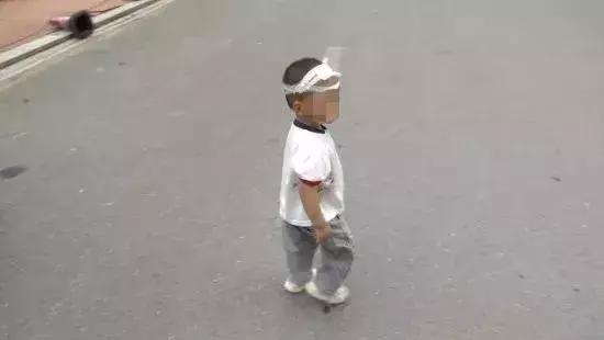 10岁男孩高空抛下灭火器砸中邻居,灭火器高空扔下致使邻居死亡