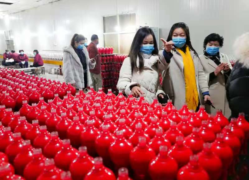 一杯好酒•与众不同洛阳蔡州商会到洛阳古洛酒铺生产基地走访调研