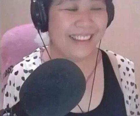 乔碧萝火到国外,居然逗笑了知名面瘫北野武?