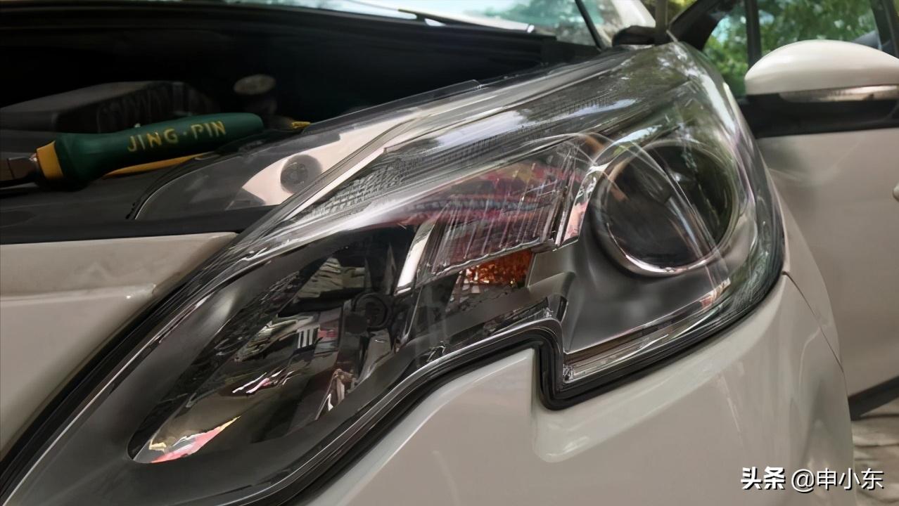 led大灯75w跟卤素灯55w有什么区别,55w的卤素灯相当于几w的led大灯