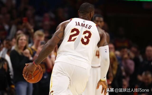 球衣都出过哪些问题?撕破、褪色、名字印错,CBA甚至还手写号码