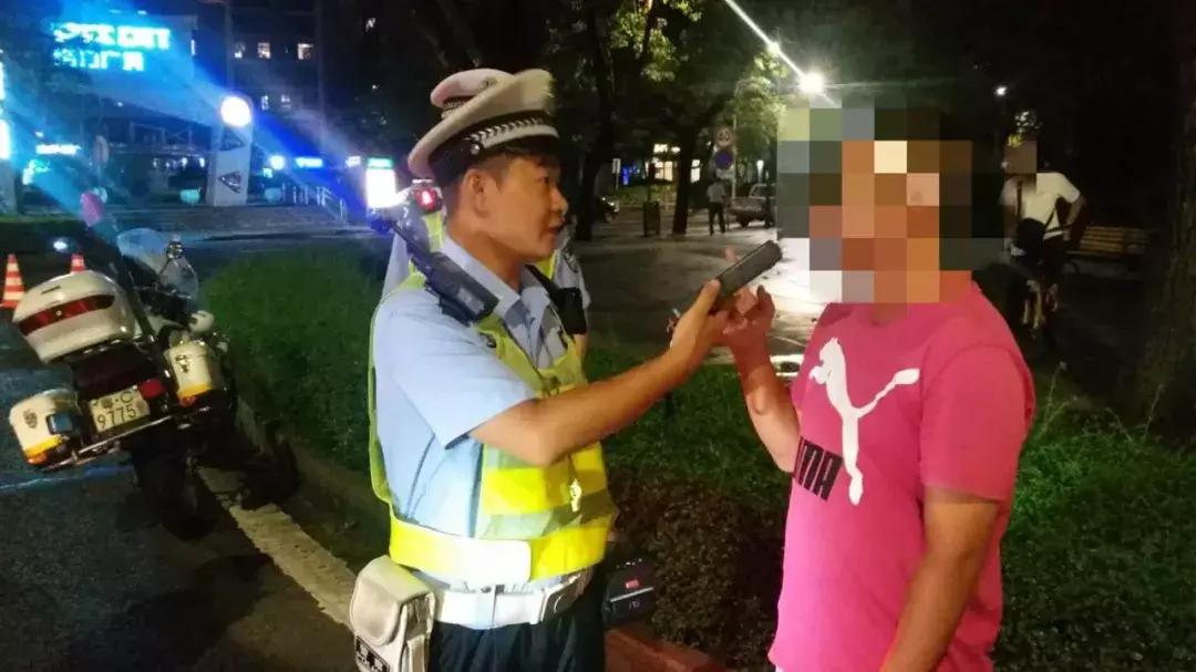 孩子凌晨高烧不退父亲冒雪送医,孩子高烧昏迷家人高速求助