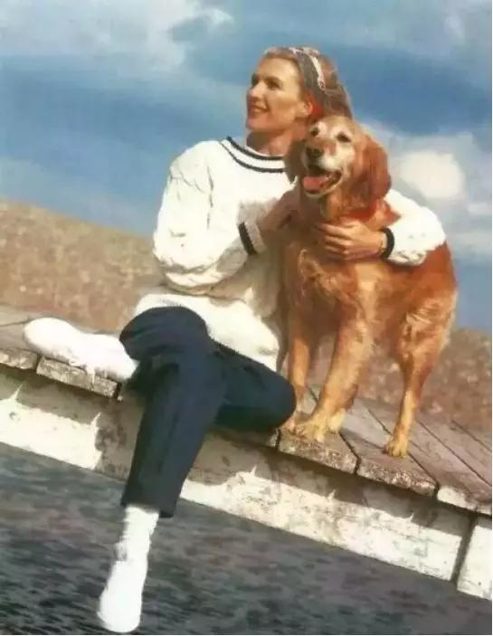 60岁拍裸照,惊艳T台,培养出身价200亿儿子:年龄从来不是问题