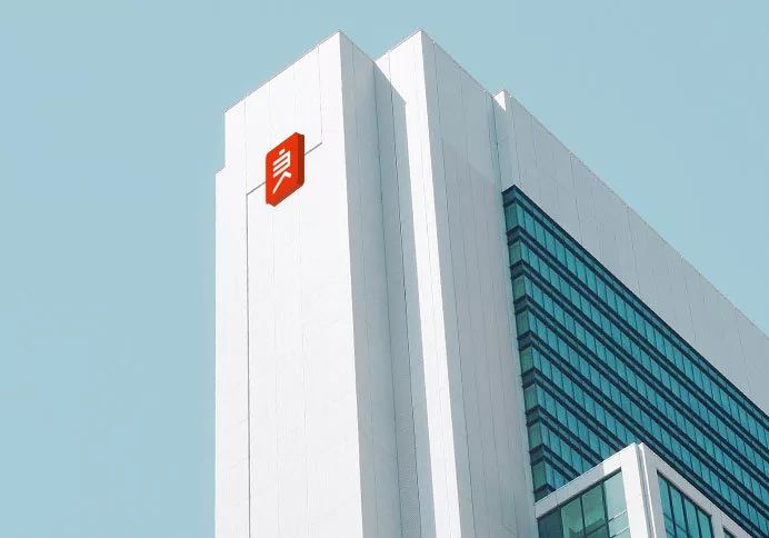 她创业卖盒饭赚亿,他白手起家创业后身价竟上亿