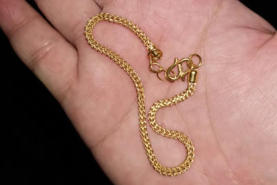 大手细腕怎么选黄金手镯,如何选黄金素圈手镯