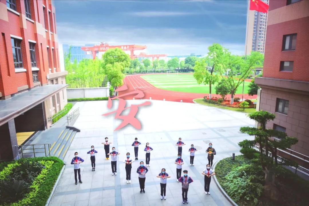 今天又有一批同学返校，来看师生们的自拍留念