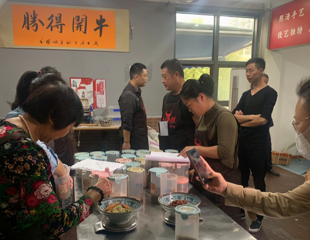 牛肉汤店一天3000一年能赚多少钱,50平的面馆一天营业额多少正常