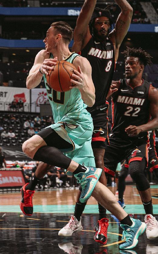 鸿星尔克vs安踏,鸿星尔克和安踏比谁的好