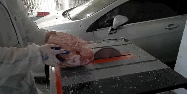 每切一块冻猪肉，就像下了一场猪肉味儿的雪
