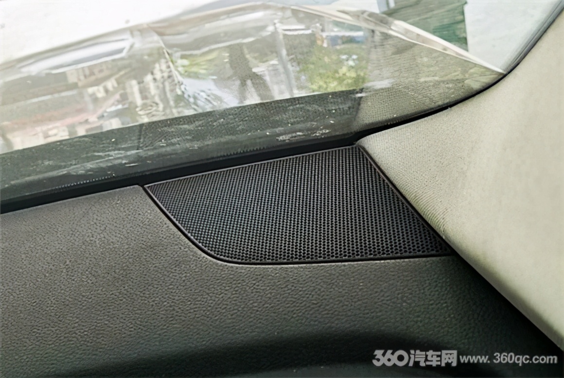 奥迪q7改装案例亮黑套件,新款奥迪q7改装智能大屏