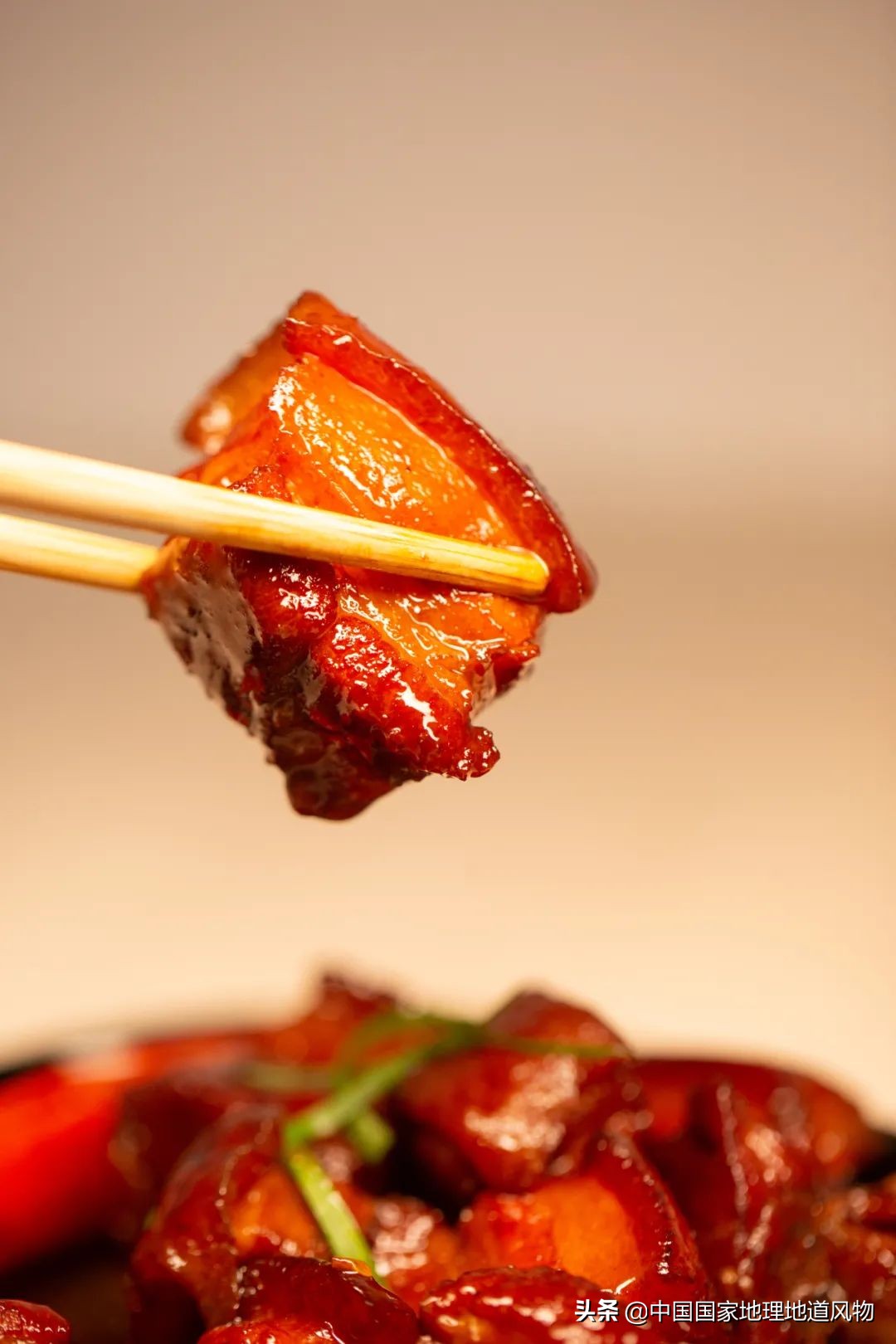 红烧肉是一道非常经典的中式菜肴,红烧肉中国家常菜的经典