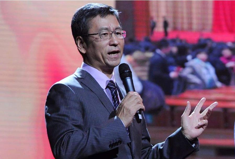 白岩松建议一定不能让孩子住校,白岩松说日子再苦也不让孩子住校