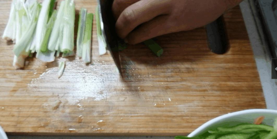 炒面不粘锅的技巧教你一招,做炒面酱油粘锅怎么办