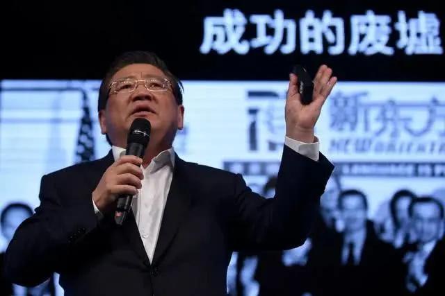 李佳琦把陈欧拍在沙滩上：最牛网红电商消亡，6年弄丢53亿美金