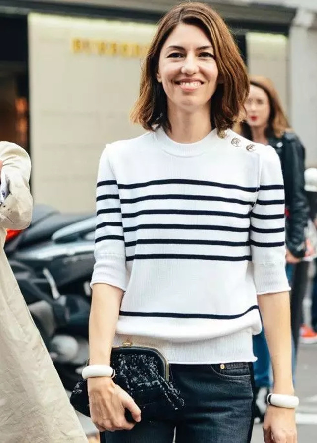 女人穿条纹想摆脱“土气感”?试试这样来搭配,青春减龄美上天