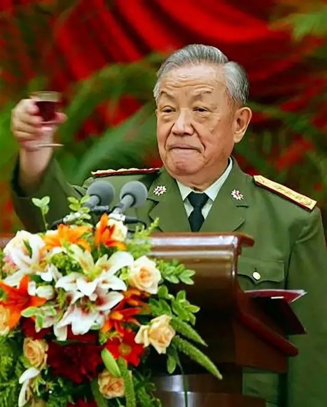 他在长津湖冲杀得很猛，惊动军长，被换下了阵地，后为军委副主席